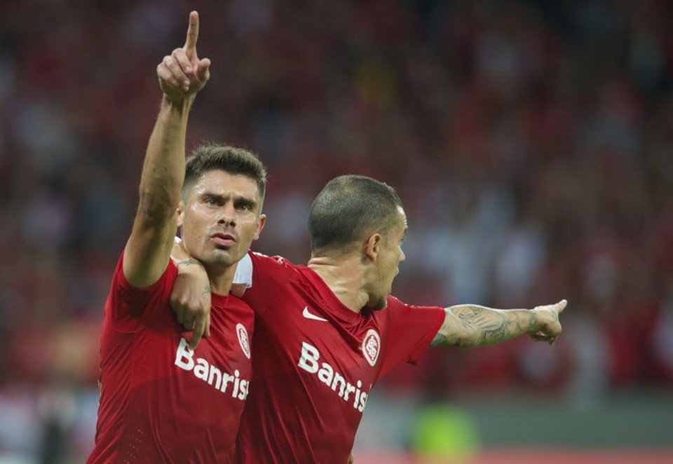 Inter avança com goleada sobre o Cuiabá Alex comemora seu gol junto com D´Alessandro na vitória do Inter sobre o Cuiabá | Alexandre Lops / SC Internacional
