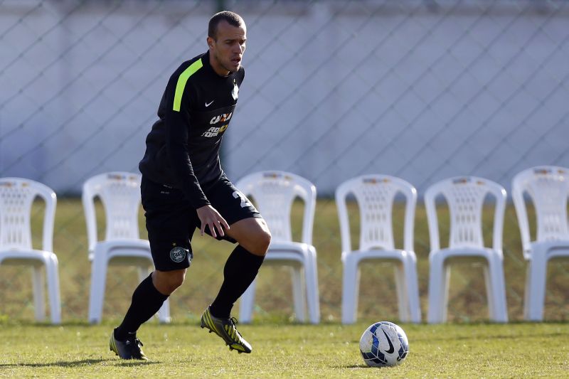 Chico voltou a ser volante após a chegada do técnico Celso Roth ao Coritiba | Felipe Rosa / Tribuna do Paraná