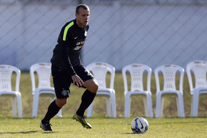 Chico voltou a ser volante após a chegada do técnico Celso Roth ao Coritiba | Felipe Rosa / Tribuna do Paraná