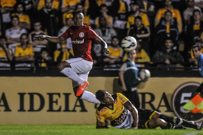 Criciúma jogou com um a menos durante boa parte do jogo, mas conseguiu segurar o time gaúcho | Futura Press
