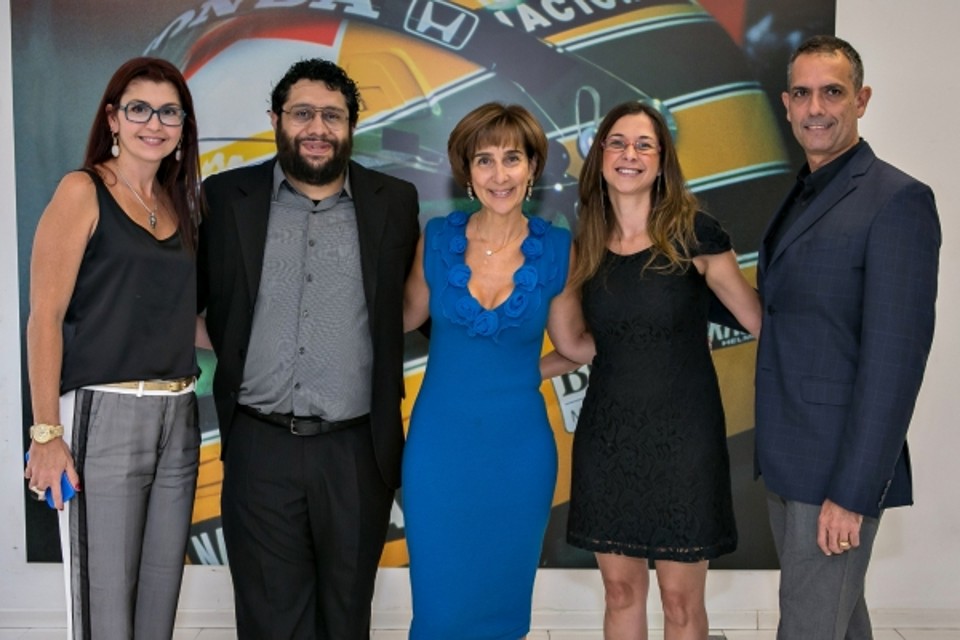 Os empresários curitibanos Andrea Bigaiski e Tom Abrão, da produtora 360 Arte, Cultura e Entretenimento, com Viviane Senna e os publicitários Juca Pacheco e Ana Cecília Siqueira Gomes (nas pontas), do Grupo GPAC | Thiago Henrique