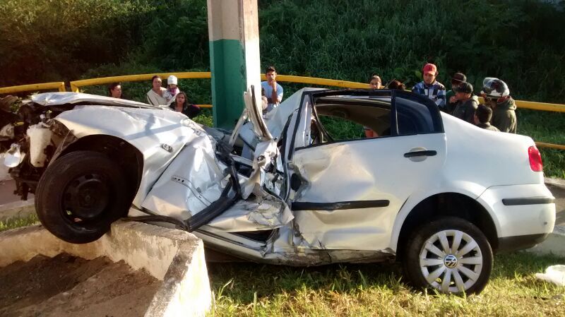 Carro capotou e depois se chocou contra poste na BR-277, em São José dos Pinhais | PRF/ Divulgação