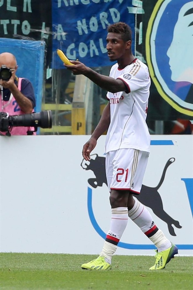 Meia do Milan, Kevin Constant mostra ao árbitro banana atirada pela torcida |
