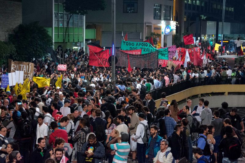Em São Paulo, os professores ajudaram a formar a multidão de 15 mil pessoas à tarde... | Daniel Sobral/Futura Press/Folhapress