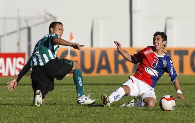 Vinícius, meia:Revelado em 2009, teve as melhores chances no Brasileiro da Série B na temporada seguinte, com 19 anos. Alegando atraso de salário foi embora do Durival Britto, liberado pela Justiça em 2010. Acertou com o rival Coritiba e hoje está no Náutico |