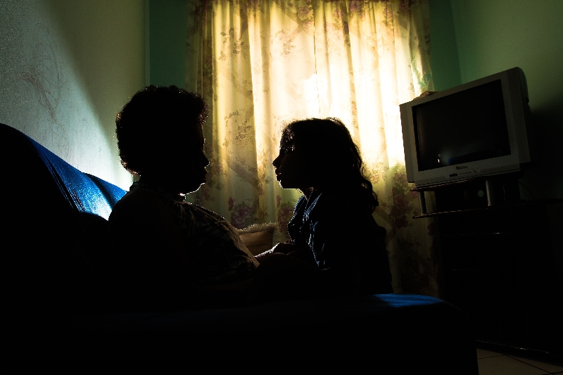 A aposentada Maria assumiu há pouco tempo a guarda dos quatro netos. É com a ajuda do Creas e outros profissionais que ela está conseguindo assimilar a nova rotina | Roberto Custodio/Gazeta do Povo