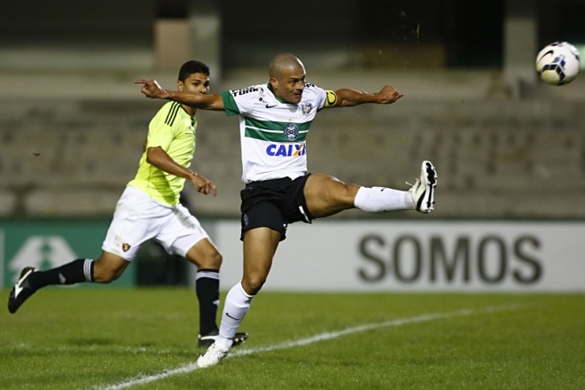 Alex tenta vencer defesa do Sport | 