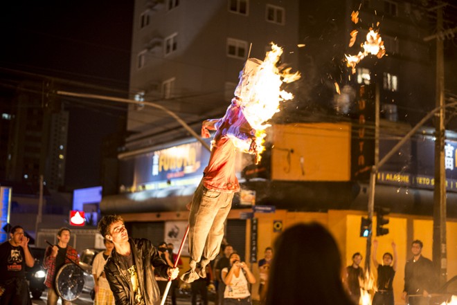 Grupo também queimou um boneco que representava a presidente Dilma Rousseff |