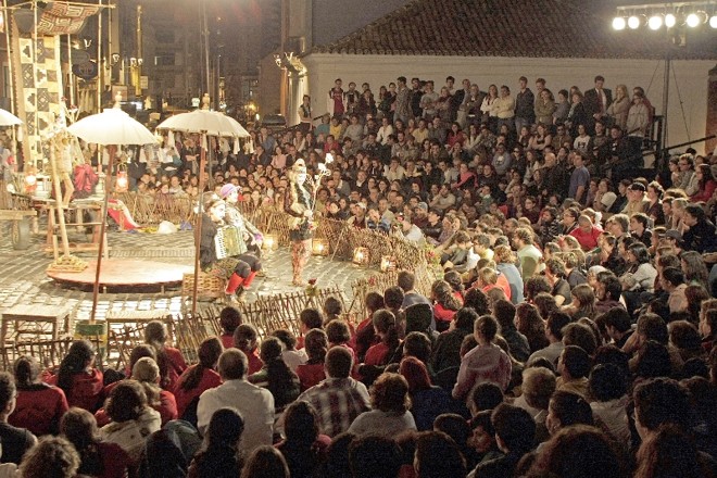 Sua Incelença, Ricardo III, da companhia Clowns de Shakespeare, em apresentação no Festival de Curitiba de 2011: referência ao teatro popular medieval e elisabetano |