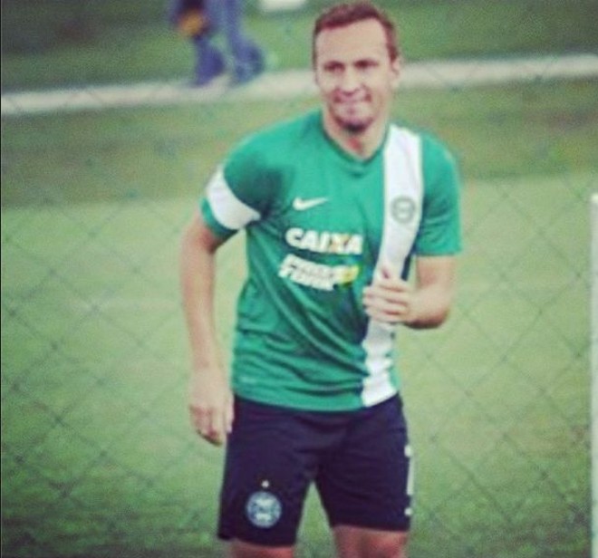 Zé Love descontraído em um treino do Coritiba |