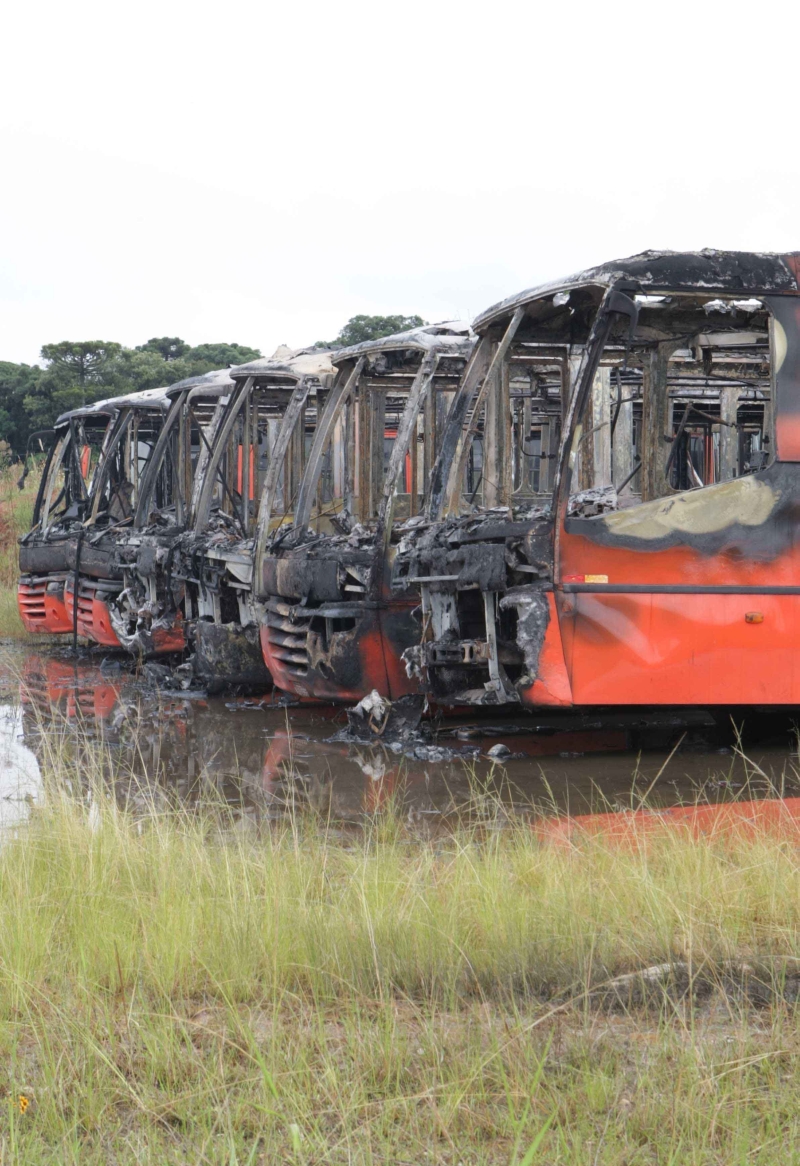 Em março de 2013, ônibus foram queimados em Pinhais | Aniele Nascimento/ Gazeta do Povo