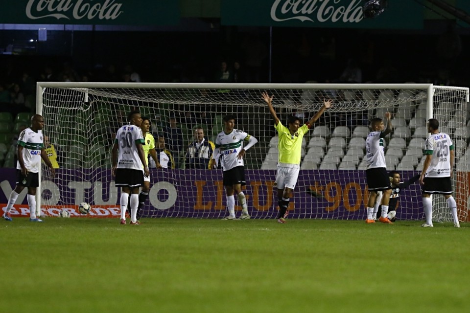 Rithely comemora o gol da vitória do Sport sobre o Coritiba no Couto Pereira | Felipe Rosa / Tribuna do Paraná