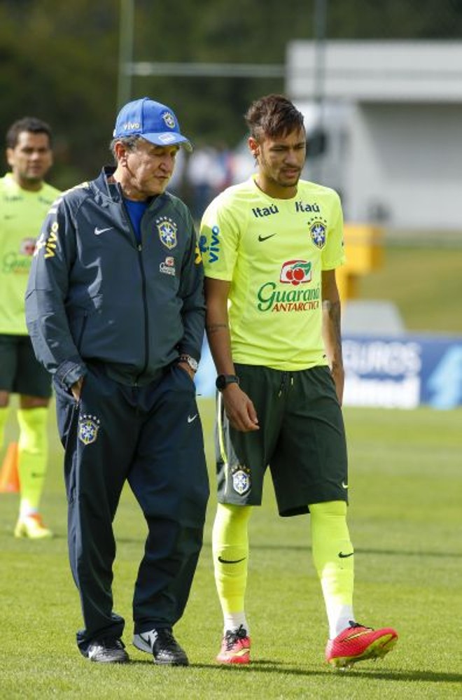Parreira conversa com Neymar antes do treino desta quinta-feira | 