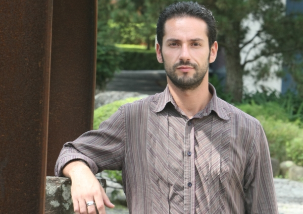 O estudioso: O engajamento político do curitibano Diego Baptista ultrapassa os limites da coordenação da ONG Sociedade Global, que atua no desenvolvimento de jovens profissionais. Baptista soma no currículo dois mestrados, uma especialização e uma graduação, todos relacionados à sociedade e à política. Como cidadão e profissional, precisava usar meus conhecimentos, talentos e energia para melhorar a qualidade de vida de onde vivo e trabalhar para o bem comum, diz. O jovem avalia que os movimentos sociais e políticos passam por um momento de transformação no Brasil, mas que ainda há muito que superar | Aniele Nascimento/ Gazeta do Povo