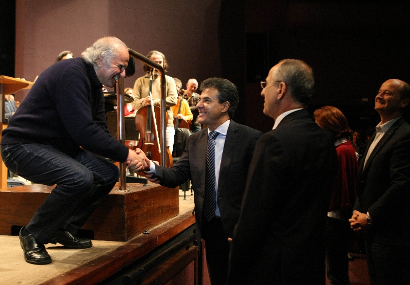 O governador Beto Richa cumprimenta o maestro Isaac Karabtchevsky, após o anúncio da primeira fase das obras | Aniele Nascimento/Gazeta do Povo