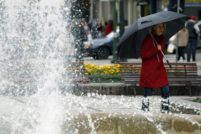 Pela manhã, curitibanos se encolhiam por causa do frio no Calçadão da Rua XV de Novembro | Luis Henrique Scimanna / Agência de Notícias Gazeta do Povo
