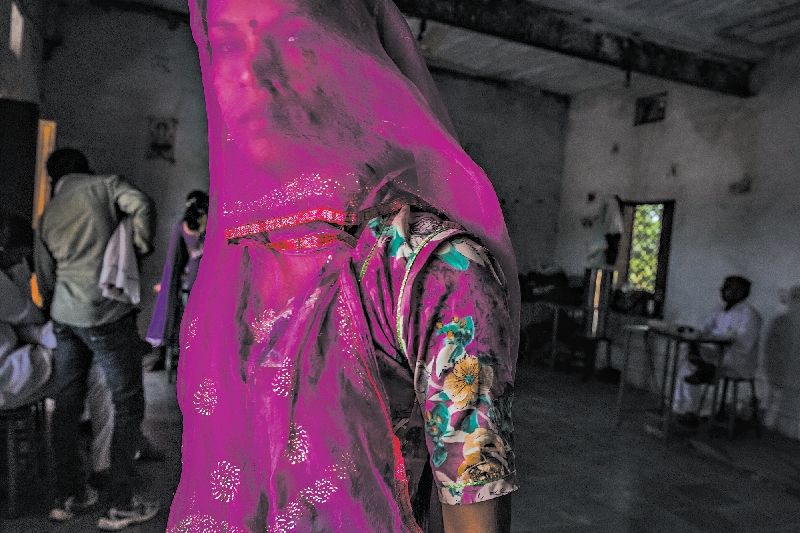 Seção eleitoral em Jodhpur; eleição permitiu ao Bharatiya Janata acabar com dez anos de poder do Partido do Congresso, refletindo as aspirações dos eleitores a melhores condições de vida | daniel berehulak para The New York Times