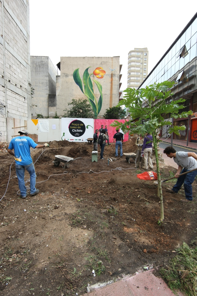 Uma praça para caber no bolso, na esquina da São Francisco com a Presidente Faria | Ivonaldo Alexandre/Gazeta do Povo