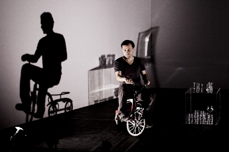 Um cenário simples é palco para vários personagens de Diaz | Nathalie Melot/Divulgação