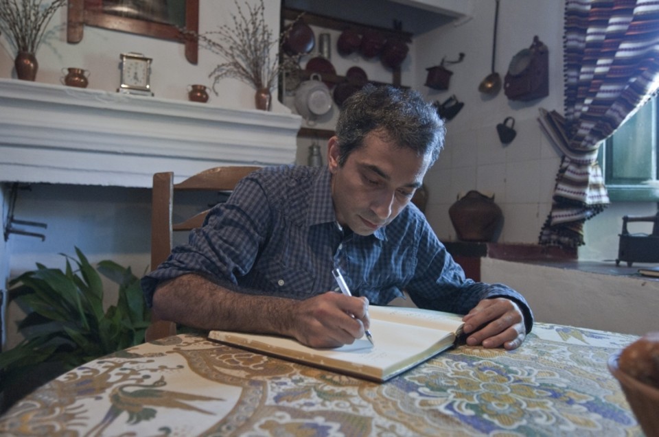 A poesia como pátria O poeta iraniano Emadi Mohsen, no México: a imagem de um escritor no desterro | Divulgação