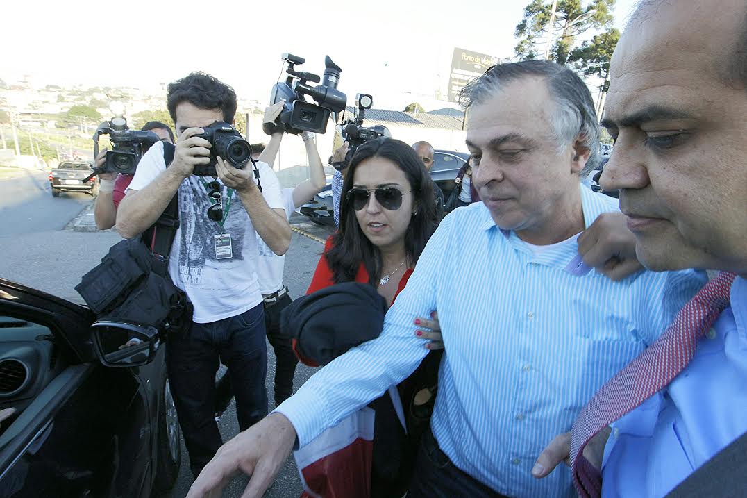 Acompanhado por seus advogados, Paulo Roberto Costa deixa a sede da PF em Curitiba | Daniel Castellano / Agência de Notícias Gazeta do Povo