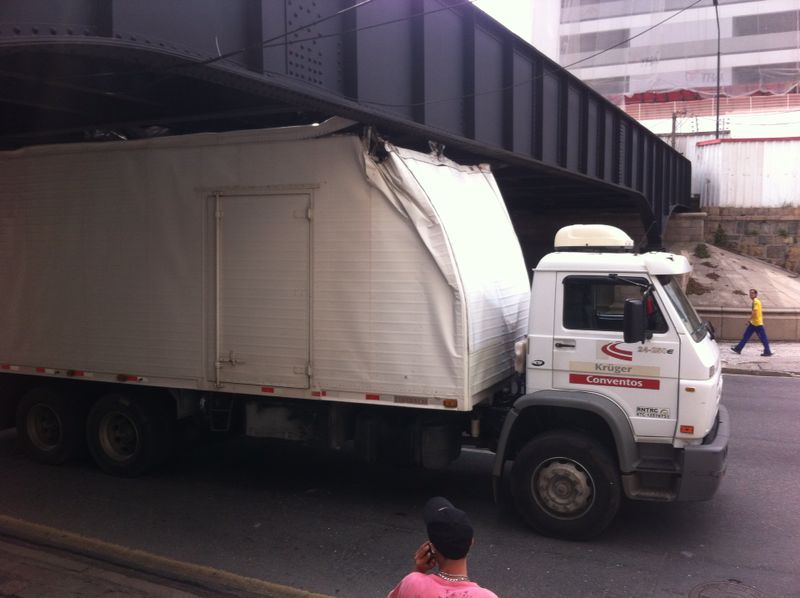 Pela Ponte Preta só podem passar veículos com altura máxima de 3,6 metros | André Amorin