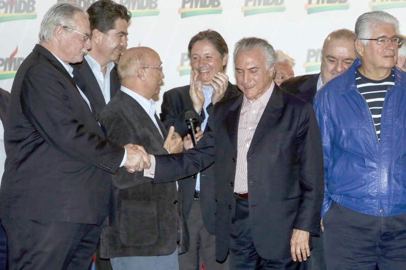 Temer, ao centro, entre representantes das duas alas do PMDB no Paraná: Pessuti e Osmar Serraglio (esq.) e Requião (dir.) | Henry Milleo/Gazeta do Povo