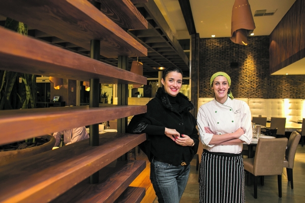 A chef executiva da rede de restaurantes Pobre Juan, Priscila Deus, com a gerente de marketing do grupo, Daniela Sagradi, comandaram o jantar de apresentação do menu de inverno no Pátio Batel. As duas vieram a Curitiba especialmente para o evento | Diego Pisante