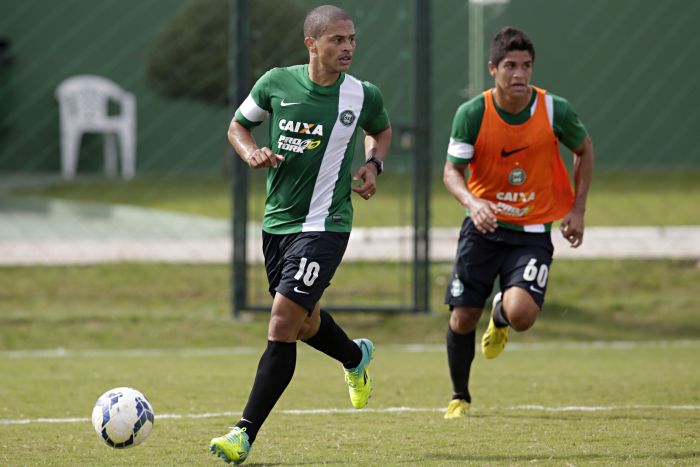 O meia Alex, do Coritiba, está recuperado de uma lesão na panturrilha esquerda e deve jogar contra o Sport no domingo | Felipe Rosa / Tribuna do Paraná