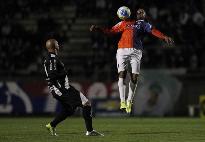 Edson Sitta sobe para dominar a bola no peito | 