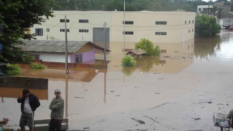 Com 173 milímetros de chuva em um dia, Francisco Beltrão ficou sob as águas | Foto: plantãopolicialfb.com.br