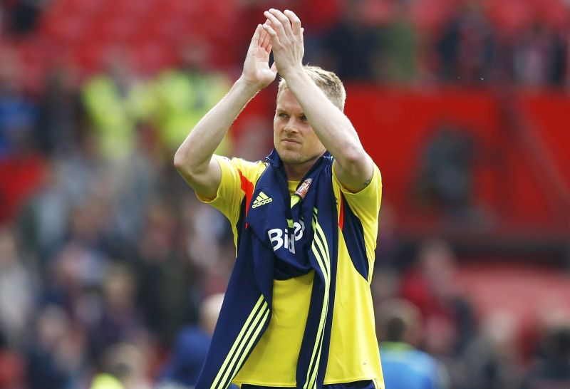Autor do gol contra o Manchester United, Sebastian Larsson saúda a torcida do Sunderland em Old Trafford. | Reuters/Darren Staples