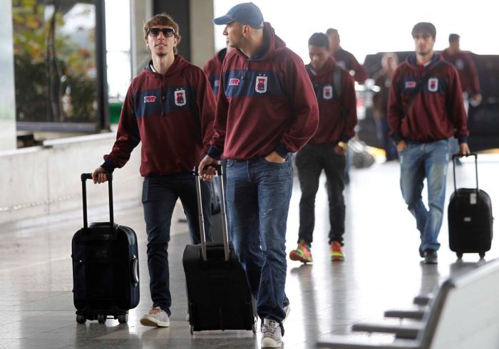 Jogadores do Paraná no embarque do Aeroporto Afonso Pena nesta quinta, a caminho da partida contra o Oeste | Jonathan Campos / Gazeta do Povo