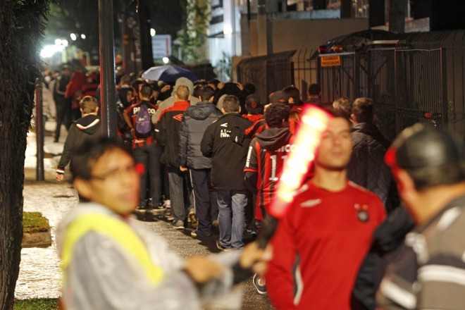 Aos poucos as filas foram se formando ao redor da Arena | 