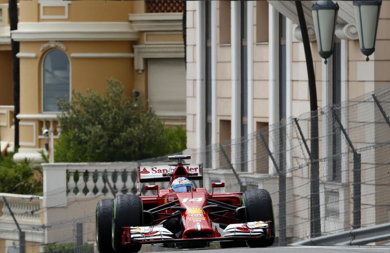 A Ferrari de Fernando Alonso foi o carro mais veloz no segundo treino livre realizado nesta quinta-feira nas ruas de Mônaco | Stefano Rellandini / Reuters