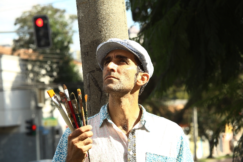 Tom + Amor olha para o céu de Curitiba: arte na rua é surpresa urbana | Giuliano Gomes/Gazeta do Povo