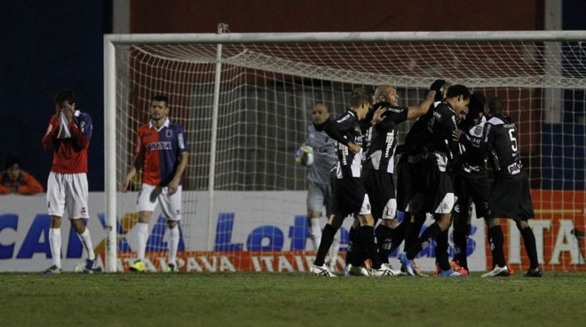 César fez o gol da virada e da vitória da Ponte Preta na Vila |