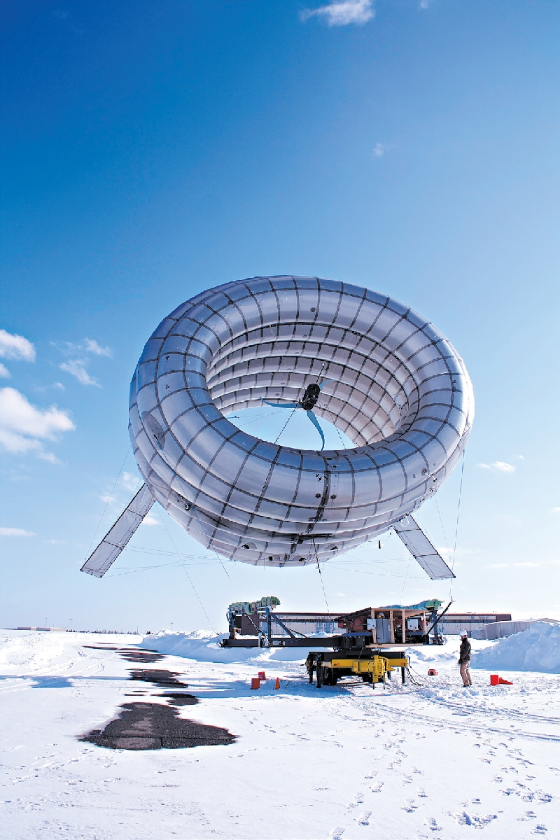 A turbina BAT, semelhante a um dirigível, está em fase de testes no Alasca. Os seus desenvolvedores afirmam que ela poderia fornecer energia em áreas atingidas por desastres | Altaeros Energies