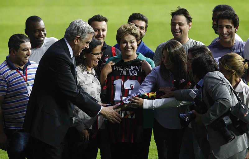 Dilma Rousseff posa com a camisa do Atlético no gramado da Arena | Jonathan Campos / Gazeta do Povo