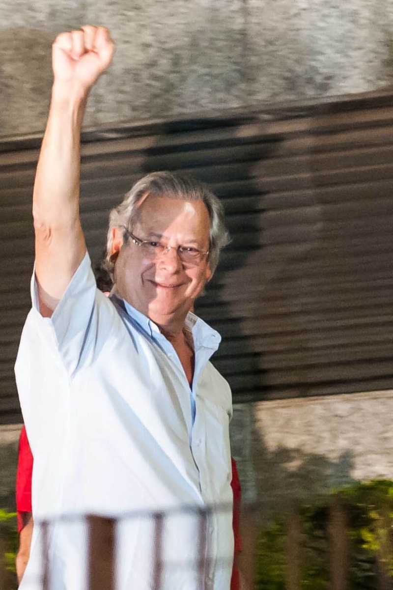 Dirceu ao ser preso para cumprir a pena: defesa sustenta que ele tem direito de ser julgado em duas instâncias | Adriano Lima/Brazil Photo Press/Folhapress