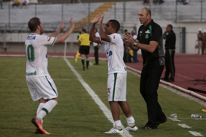 Alemão é substituído por Roni durante o empate entre Atlético e Chapecoense |