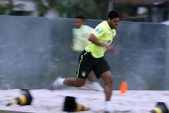 Hulk corre na areia no treino físico | 