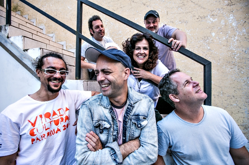 Rogéria Holtz com o grupo NaTocaia: grande encontro | Brunno Covello/Gazeta do Povo