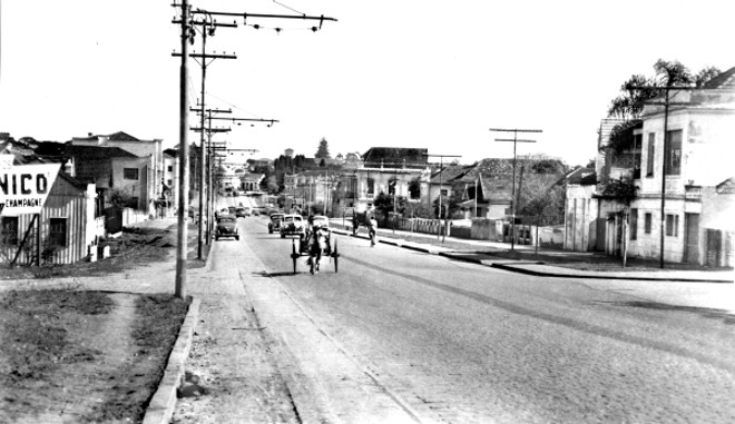 Avenida Iguaçu, entre as ruas Ângelo Sampaio e Bento Viana. Em 1952 |