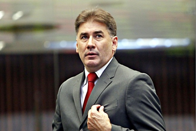 Leonaldo Paranhos (PSC):Projeto 573/12 determina que produtos usados para manufatura ou consumo de ilícitos (palhas para enrolar cigarros e papel de celulose ou seda, por exemplo) só podem ser comercializados por tabacarias. Justificativa é que os itens são vendidos como se fossem