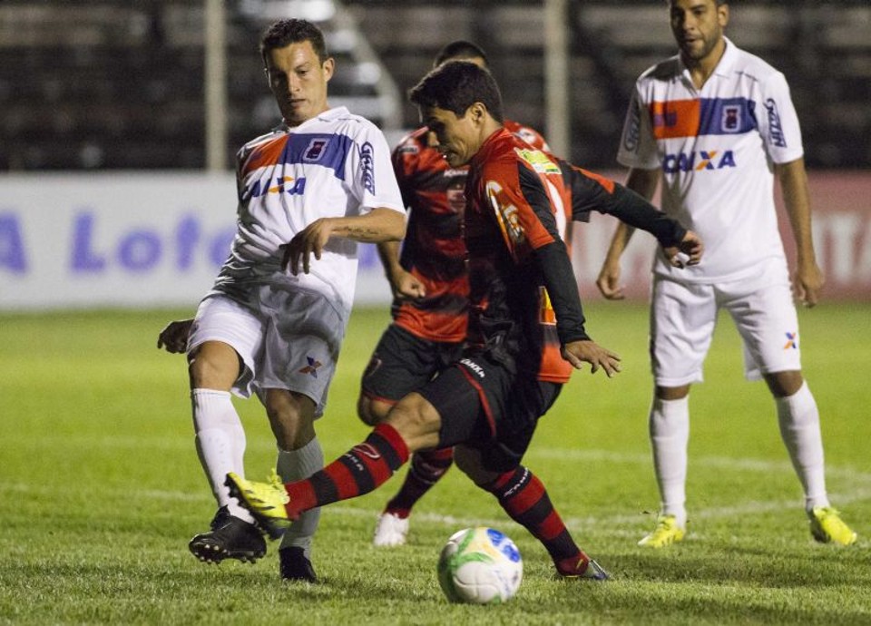Zagueiro paranista Gustavo trava tentativa de finalização na partida da noite desta sexta-feira em Itápolis | José Luís Silva / Agif / Folhapress