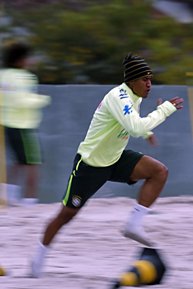 Paulinho corre no treino físico da seleção | 