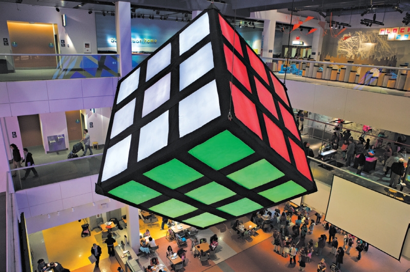 Uma exibição de cinco milhões de dólares no Liberty Science Center na Cidade de Jersey homenageia o brinquedo de Erno Rubik, indispensável em 1980 e 1981 | Fred R. Conrad/The New York Times