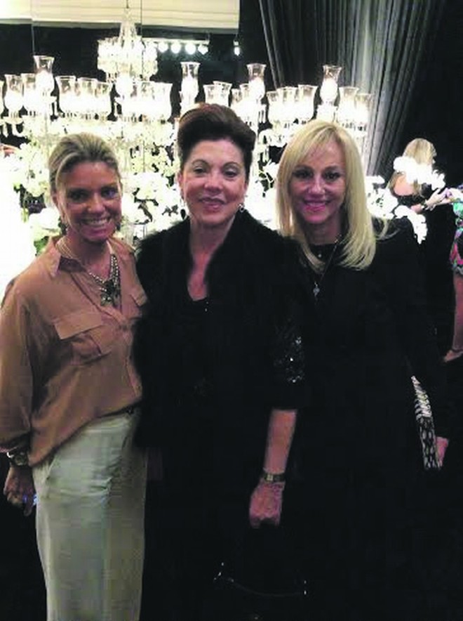 A castelã Vera Lupion, leia-se Castelo do Batel, entre Rossana Lazzarotto de Oliveira e Viviane Malucelli, destacadas profissionais da agenda de festas do Paraná elegante. Como sempre, marcaram sucesso no Inesquecível Casamento |