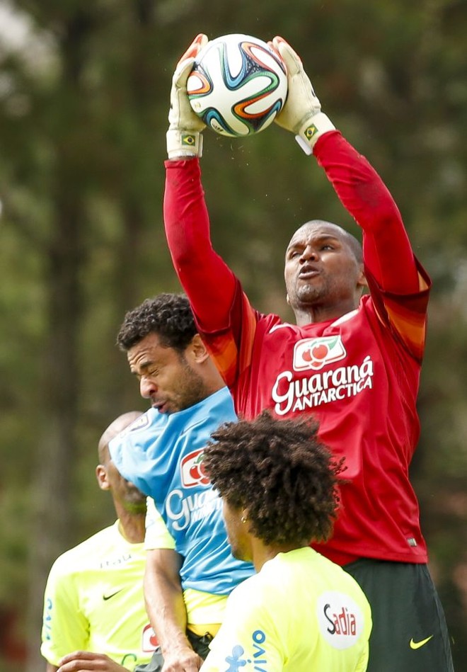 Goleiro Jefferson intercepta cruzamento no treino tático | 
